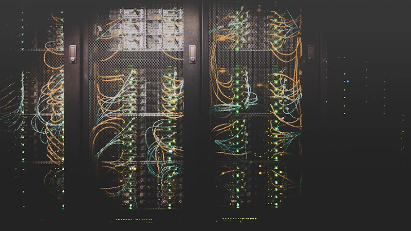 Data center com corredores de servidores em operação
